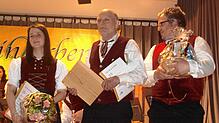 Für 25 Jahre als Musiker wurden Sandra Meier und Uli Mohs sowie Hartmut Kaiser (rechts) für 25-jährige Tätigkeit im Vorstand des ...
