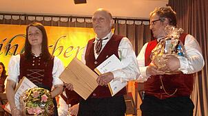 Für 25 Jahre als Musiker wurden Sandra Meier und Uli Mohs sowie Hartmut Kaiser (rechts) für 25-jährige Tätigkeit im Vorstand des ...