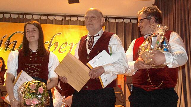 Für 25 Jahre als Musiker wurden Sandra Meier und Uli Mohs sowie Hartmut Kaiser (rechts) für 25-jährige Tätigkeit im Vorstand des ...
