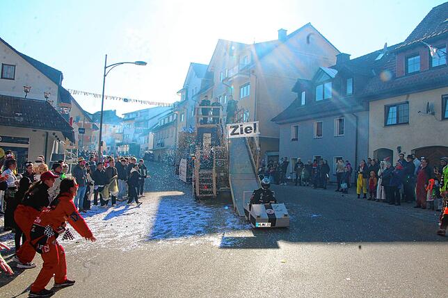Bild 10: Bonndorf durch Zeit und Raum: Alle Bilder vom Fasnachtsumzug 2025