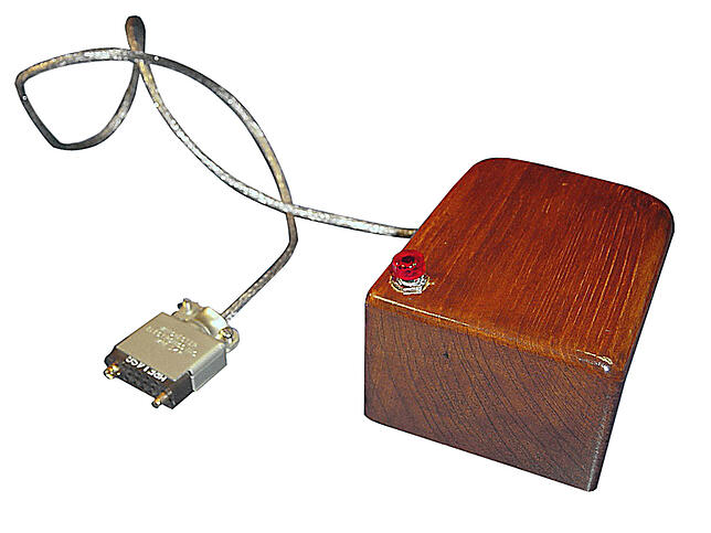 Prototyp der ersten Computermaus (X-Y-Positionszeiger).