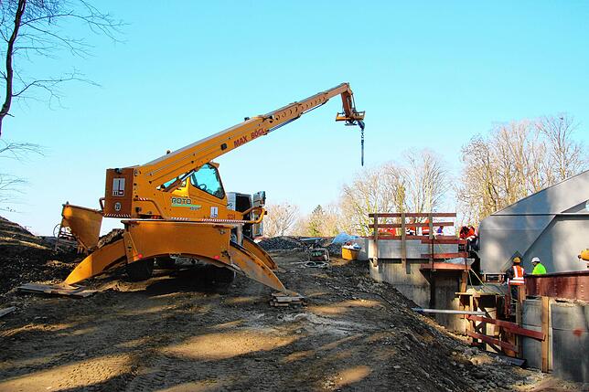 März 2019: Bei den Arbeiten zum Verschub der neuen Eisenbahnbrücke waren auch mehrere Fahrzeuge im Einsatz, wie hier dieser ...