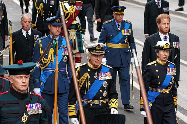 Prinz William, König Charles III., Prinzessin Anne und Prinz Harry kommen zum Staatsakt