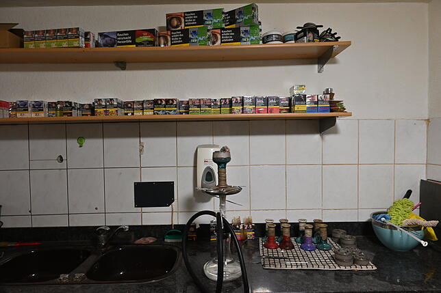 Verschiedenste Sorten Tabak liegen in bunten Schachteln auf den Regalen in der Küche der Bar Maghreb parat, eine Wasserpfeife ist schon ...
