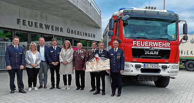Gruppenbild mit den Vertretern der Deisendorfer Partnerwehr aus Gaschurn in Vorarlberg. (Von links) Der Überlinger Kommandant Ludwig ...