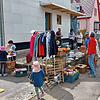 Zahlreiche Besucher gehen beim Garten- und Hofflohmarkt in der Villinger Südstadt auf Schnäppchenjagd.