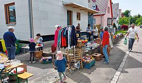Zahlreiche Besucher gehen beim Garten- und Hofflohmarkt in der Villinger Südstadt auf Schnäppchenjagd.
