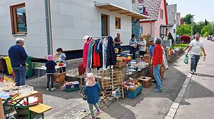 Zahlreiche Besucher gehen beim Garten- und Hofflohmarkt in der Villinger Südstadt auf Schnäppchenjagd.