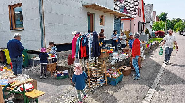 Zahlreiche Besucher gehen beim Garten- und Hofflohmarkt in der Villinger Südstadt auf Schnäppchenjagd.