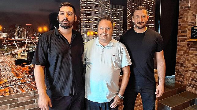Samer Abboud (von links) und Basel Azzam in ihrem Schnellrestaurant Saba Deli. Rechts Gabriel Albilia, stellvertretender Vorsitzender ...