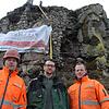 Thomasz Smagiel, Manuel Weber und Rafal Plichta unterhalb der absturzgefährdeten Mauer der Ruine Berneck. Bild: Martin Himmelheber