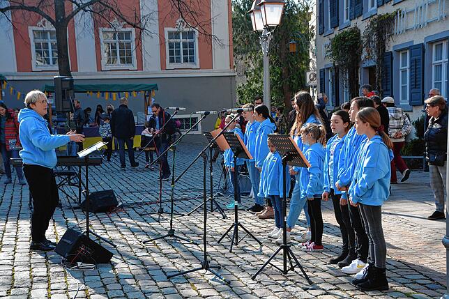 Olga Brugger (links) dirigierte gleich mehrere Chöre. Hier die Kinder von &bdquo;New Vox&ldquo;, die unter anderem auch &bdquo;Ein ...