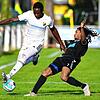 Gestört: Der Laufenburger Paul Mendy (links) &ndash; hier gegen den Hausener Ablie Suwareh &ndash; war bei der 0:2-Niederlage der ...