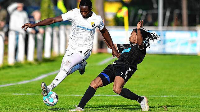 Gestört: Der Laufenburger Paul Mendy (links) &ndash; hier gegen den Hausener Ablie Suwareh &ndash; war bei der 0:2-Niederlage der ...