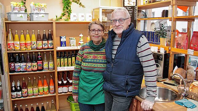 Beate und Peter Liebler schließen ihr Geschäft Ölzweig Naturkost für immer. Ende April ist Schluss.