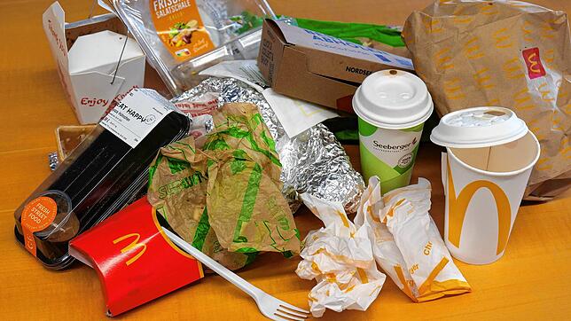 Ein beträchtlicher Müllberg: So viel bleibt übrig, wenn ein paar Menschen sich Essen und Getränke für unterwegs holen. Doch nicht auf ...