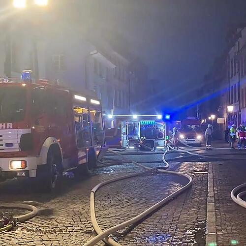 Löscharbeiten in der Nacht
