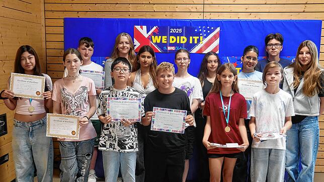 Freude über den Erfolg beim Sprachwettbewerb: Die drei Erstplatzierten aus den Klassenstufen fünf bis neun der Realschule. Foto: Michael ...