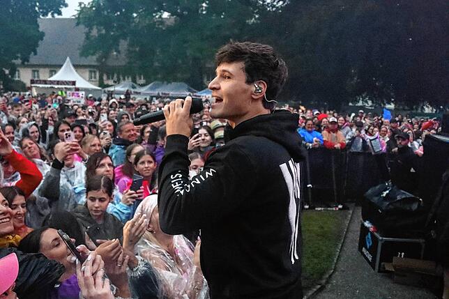 Bild 33: Regenfeste Wincent-Weiss-Fans in Salem