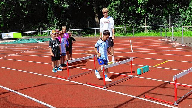 Den Hürdenlauf vorbereiten, da betritt Trainer Max Leutzbach mit den Grundschulkindern Neuland. Fotos: Gerd Leutenecker