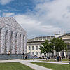 Ein beeindruckender Bau, der aber noch nicht vollendet ist: der „Parthenon der Bücher“ steht in Kassel neben dem Fridericianium. Bild: dpa