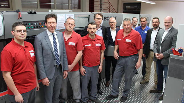 Große Investition für eine große Maschine: Nicolas Jordan (von links), Oberbürgermeister Erik Pauly, Karsten Kurkowski, Gökhan Sari, ...