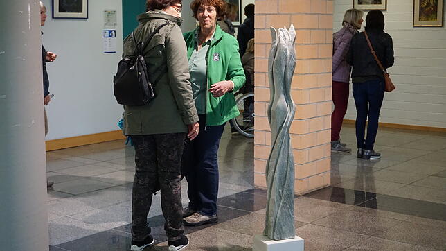Sehen: Neben vielen Gemälden wurde auch Bildhauerei im Gemeindezentrum in Rheinheim bewundert.