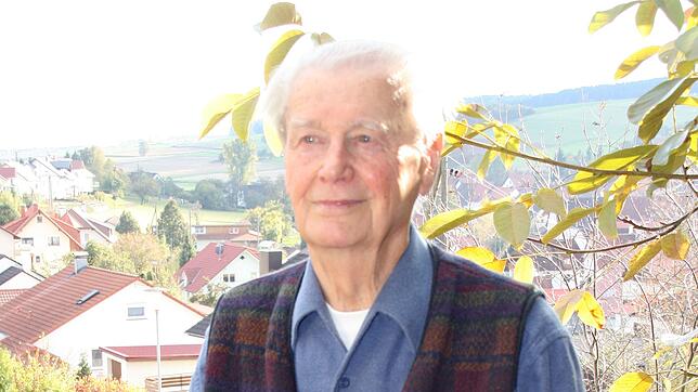 Hermann Barth auf dem Balkon seines Hauses in Riedöschingen. Der Träger des Bundesverdienstkreuzes ist am vergangenen Samstag gestorben.
