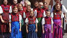 Stolz präsentiert der Nachwuchs von Alt-Waldshut seine Tracht, rechts Simone Hoffmann.