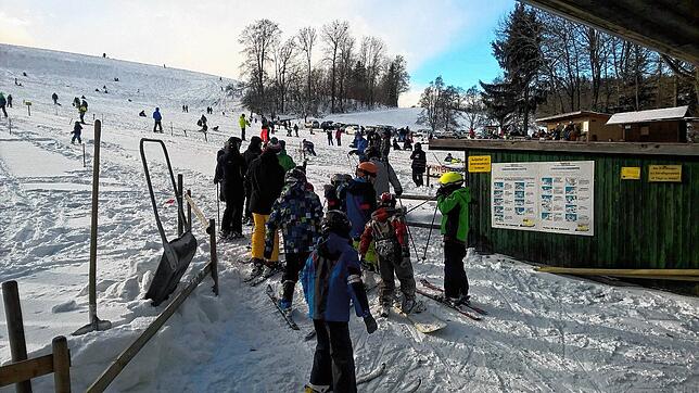Fehlt eigentlich nur der Schnee, dann kann es am Haldenlift in Wintersulgen (Heiligenberg) wieder losgehen.