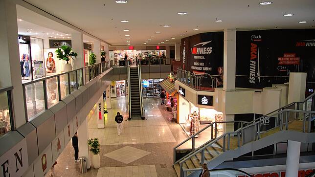 Blick in die Verkaufshalle des Schwenninger City-Rondells. Oben rechts wird nun das erste 24-Stunden-Fitness-Studio einziehen. Die ...