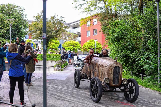 Bild 8: Oldtimerparade in Friedrichshafen lockt zahlreiche Zuschauer – exklusive Bilder!
