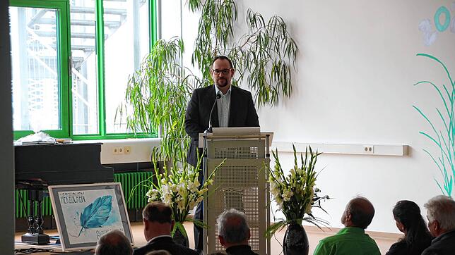 Sascha Ziegelbauer erklärt bei seiner offiziellen Amtseinsetzung, der übernehme die Schulleitung mit „großem Respekt und voller ...