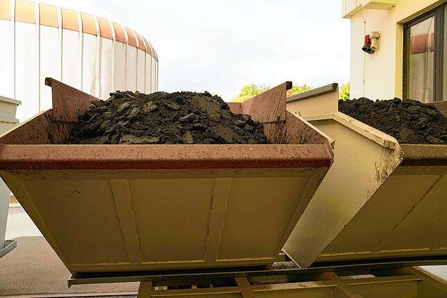 Bis zur Weiterverarbeitung lagert der gepresste Klärschlamm in Containern.