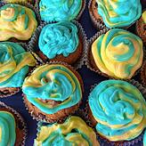 Muffins in den ukrainischen Nationalfarben blau und gelb.