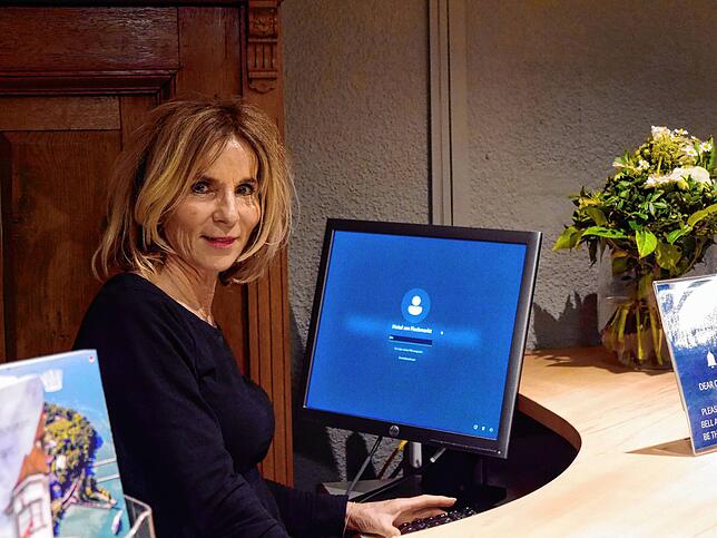 Tamara Unterwerner muss sich in ihrem Hotel am Fischmarkt mit dem Computer auseinandersetzen – für sie eine neue Welt.