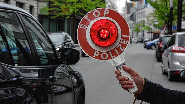 Die Singener Polizei im Einsatz mit Kelle, Blaulicht, Polizeiwagen.