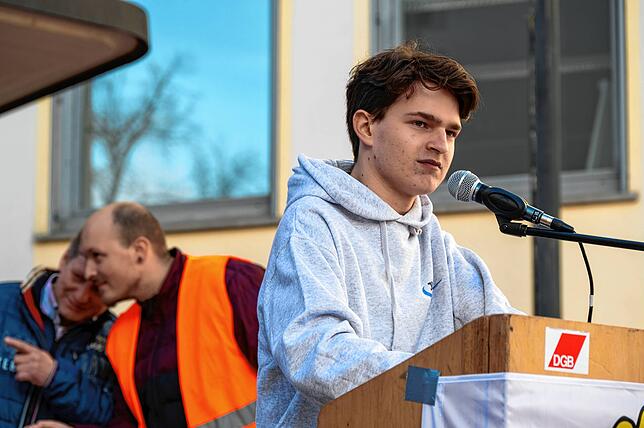 Stefan Piram spricht stellvertretend für das Jugendparlament und zitiert Konrad Adenauer.