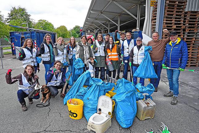 Mit Handschuh und Greifzange waren auch Mitarbeiter von Sto in Weizen beim Clean-up-day unterwegs.