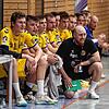 Frage: Was läuft? Antwort: Zu wenig. Gegen Dormagen gab es für die HSG (kniend Trainer Vitor Baricelli) eine 30:34-Niederlage.