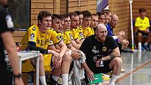 Frage: Was läuft? Antwort: Zu wenig. Gegen Dormagen gab es für die HSG (kniend Trainer Vitor Baricelli) eine 30:34-Niederlage.
