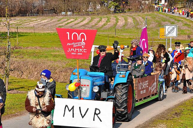 Bild 21: Narren bekunden ihre Macht durch Narrenbaumsetzen