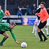 Gestolpert: Sebastian Schmidt (links) und der SV 08 Laufenburg unterlagen mit 0:2 beim Tabellendritten SV Mundingen und rutschten auf ...