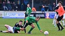 Gestolpert: Sebastian Schmidt (links) und der SV 08 Laufenburg unterlagen mit 0:2 beim Tabellendritten SV Mundingen und rutschten auf ...