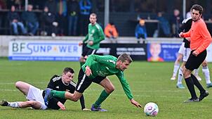 Gestolpert: Sebastian Schmidt (links) und der SV 08 Laufenburg unterlagen mit 0:2 beim Tabellendritten SV Mundingen und rutschten auf ...