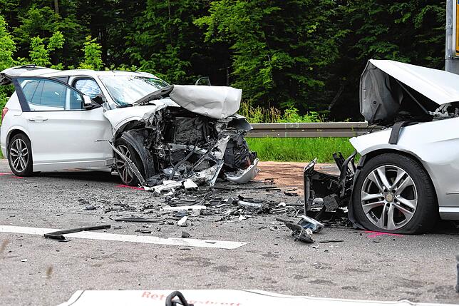 Die beiden Autos stießen auf der B31 frontal zusammen.