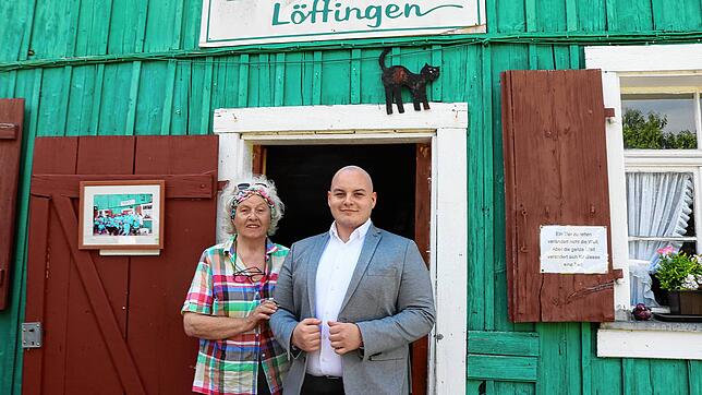 Große Freude herrscht im Löffinger Tierheim, als der Unadinger Achim Wenzinger der stellvertretenden Vorsitzenden Carola Hannes eine ...