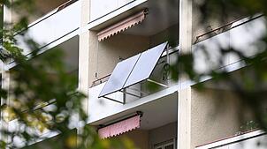 Immer mehr Menschen installieren im Südwesten sogenannte Balkonkraftwerke. (Archivbild)