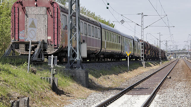 Seit zwei Jahren steht der Trans Europ Express auf einem Abstellgleis in Villingen. Momentan parkt dort auch ein Güterzug. Jetzt steht ...