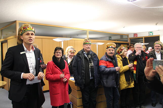 Joachim Bold (links) von der Sparkasse begrüßt die anwesenden Narren zum Fasnet vuzelle in den Räumen der Sparkasse am Marktplatz.